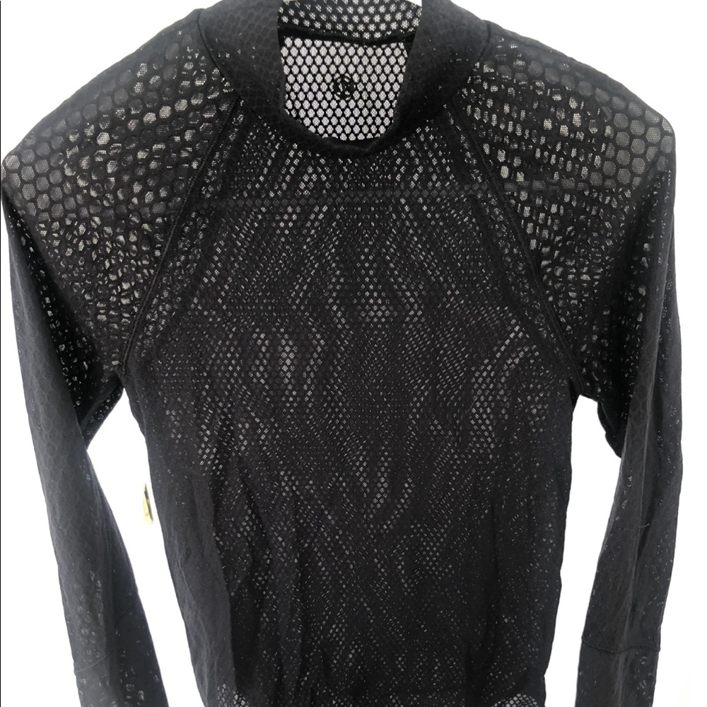 Lululemon Swiftly Breathe along Sleeve Top size 4